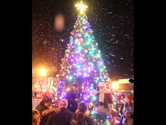 City hosts annual Old Fashioned Christmas parade and Tree Lighting ceremony