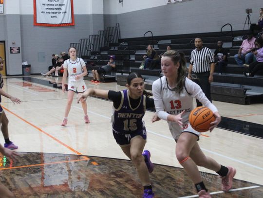 Lady Porcupines split home games ahead of district play