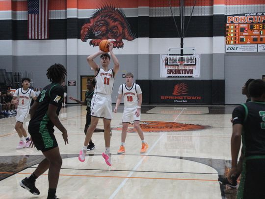 Porcupines split games at Bridgeport Tournament