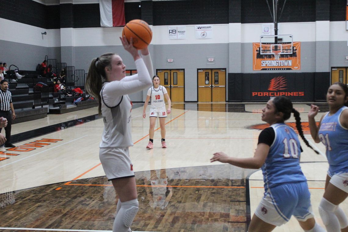 Lady Pines roll past Castleberry